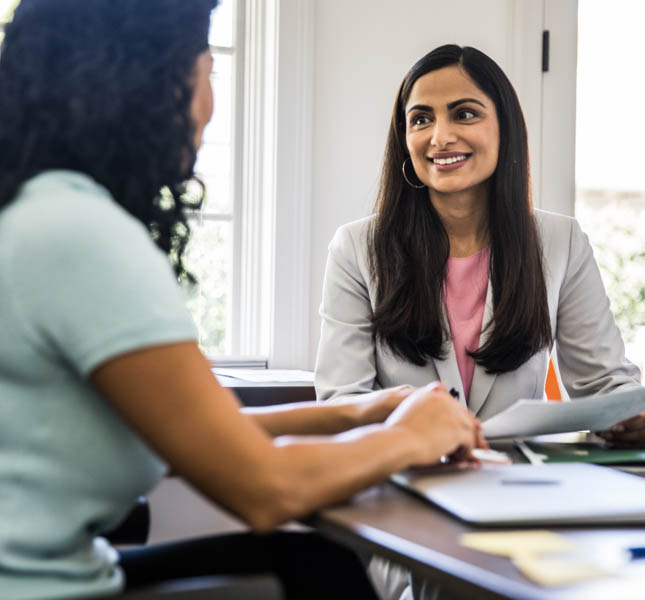 Une représentante en services financiers s’entretient avec une femme.