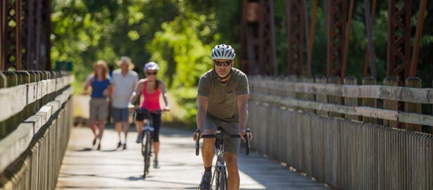 Des cyclistes et des marcheurs sur le Katy Trail.