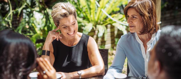 Des professionnels boivent du café sur une terrasse.